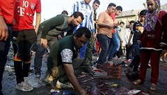 Lidé pomáhají na místě činu po dvojitém sebevražedném atentátu v šíitské čtvrti...