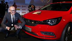 Karl-Thomas Neumann, výkonný editel Opel Group, pózuje s automobilem roku.