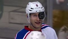 Obránce New York Rangers Daniel Girardi ml tstí. Puk se zaklínil za...