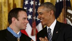 Edward Byers je prvn�m �iv�m �lenem elitn�ho t�mu SEAL, kter� nejvy��� vojensk� vyznamen�n� dostal od v�lky ve Vietnamu.