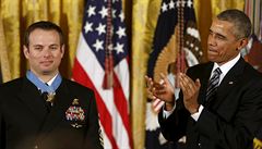 Edward Byers zachr�nil 8. prosince 2012 l�ka�e Dilipa Josepha, kter�ho Talib�n zajal t�i dny p�edt�m pobl� K�bulu.