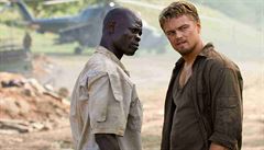 Leonardo DiCaprio a Djimon Hounsou ve filmu Krvavý diamant.