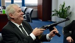 Prezident Zeman se znehodnoceným samopalem, který dostal darem od libereckého...