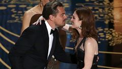 Cenu DiCapriovi pedala Julianne Moore.