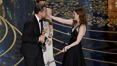 Julianne Moore a Leonardo DiCaprio pi pedávání ceny.