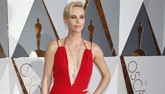 Charlize Theronová na erveném koberci pi píchodu na Oscary.