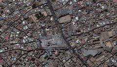 Satelitní snímek tvrti Nabí Dirdís v Mosulu se stejnojmennou meitou, vlevo...