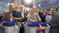 éf reformní kandidátky v Teheránu Mohammad Reza Aref (druhý zleva) s manelkou...