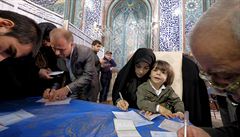 Íránci vyplují volební lístky.