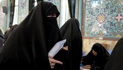 Zahalené íránské voliky odevzdávají své hlasy.
