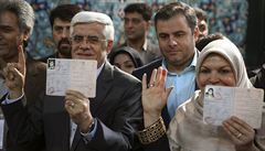 Hlava reformist Mohammad Reza Aref s manelkou dokládají, e odvolili - v...