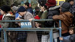Migranti, kteí uvízli v eckém pístavu Piraeus u Athén, ekají ve front na...