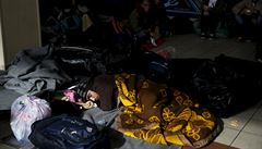Spánek v terminálu pístavu, kde nali uprchlíci a migranti útoit.