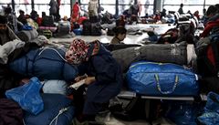 Peplnný terminál v eckém Piraeu, kde uvízly stovky migrant.
