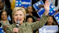 Clintonová burcuje volie ped volebním superúterkem.