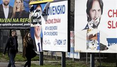Potrhané volební billboardy v Bratislav.