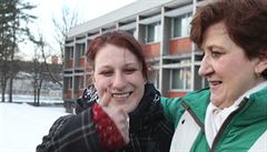 V�ra Mare�ová odchází po vyhlá�ení rozsudku s dcerou.