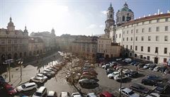 Malostranské náměstí v plné kráse. Bez aut by ta okolní architektura nevynikla. | na serveru Lidovky.cz | aktuální zprávy