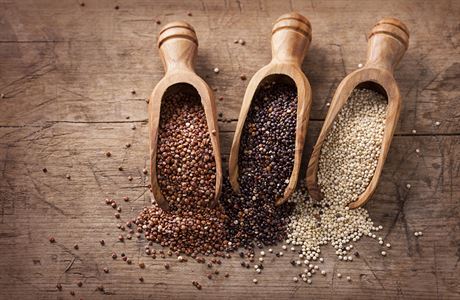 Quinoa je k sehnání ve tech variantách: bílá, erná a tíbarevná