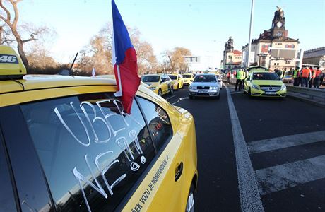 Taxikái protestují proti Uberu.