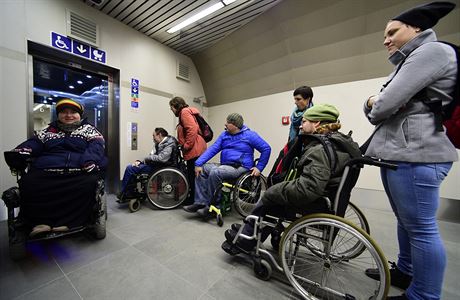 Ve stanici metra Mstek byla slavnostn zprovoznna dvojice bezbarirovch...