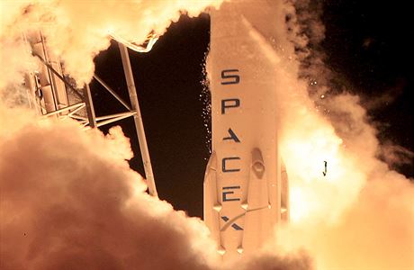 Raketa americké spolenosti SpaceX Falcon 9.