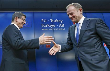 Turecký premiér Ahmet Davutoglu (vlevo) podává ruku pedsedovi Evropské Rady...