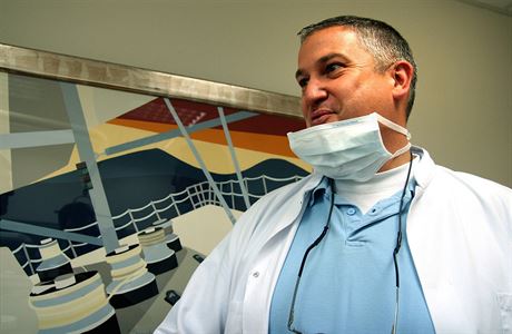 Zuba hrzy Jacobus Van Nierop ve své ordinaci v roce 2009.