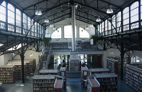 Moderní interiér knihovny na Smíchov.