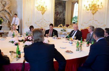 Petr Cvalín ( vpravo od hlavy státu) na setkání s prezidentem Miloem Zemanem.