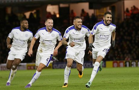 Rijád Mahriz (vpravo) a jeho spoluhrái z Leicesteru se radují z vítzného gólu.