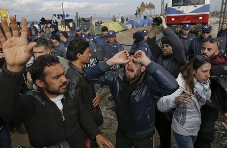 Migranti blokují koleje na ecko-makedonské hranici.
