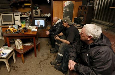 Automechanici v sibiském mst Divnogorsk sledují pímý penos projevu...