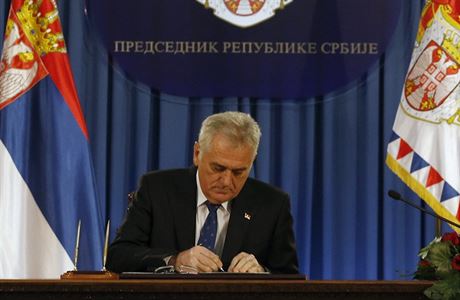 Srbský prezident Tomislav Nikoli podepisuje dokument, jím rozpustil parlament.