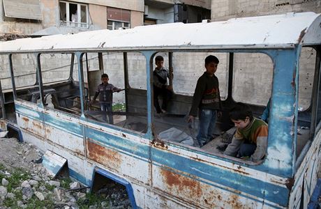 Syrsk dti si hraj v torzu znienho autobusu (Ghta, opozic kontrolovan...