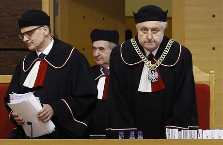 lenové ústavního soudu v sídle instituce ve Varav.