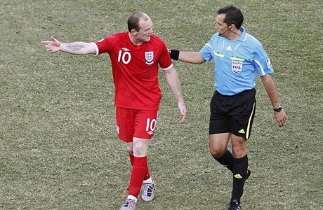 Anglian Wayne Rooney si stuje rozhodímu, e neuznal jasný gól do nmecké...