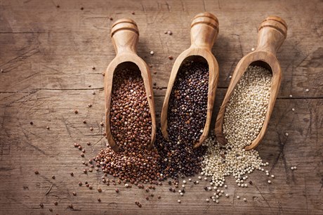 Quinoa je k sehnání ve tech variantách: bílá, erná a tíbarevná
