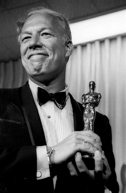 George Kennedy se svým Oscarem, kterého získal za vedlejí roli ve filmu Frajer...