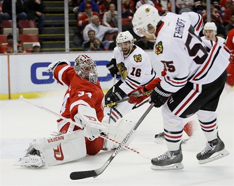 Gólman Detroit Red Wings Petr Mrázek dostal od Chicaga pt branek.