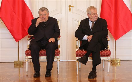 Prezident Miloš Zeman (vpravo) a kardinál Dominik Duka se sešli, aby vyřešili...