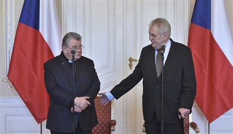Prezident Milo Zeman (vpravo) a kardinál Dominik Duka se seli na Praském...