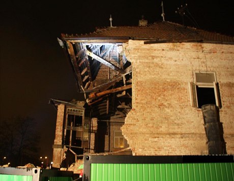 Hasii v noci na odstranili nebezpenou ást bortícího se domu v Sokolské ulici...