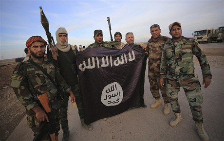 Šíitští milicionáři oslavují úspěch v boji s islámskými radikály, na snímku...