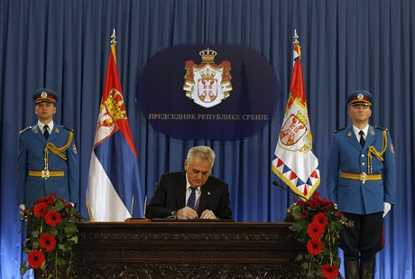Srbský prezident Tomislav Nikolić podepisuje dokument, jímž rozpustil parlament.