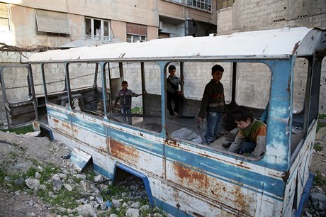 Syrské dti si hrají v torzu znieného autobusu (Ghúta, opozicí kontrolované...