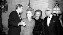 Nkdej prezident USA Ronald Reagan spolu s prvn dmou Nancy a britskou...