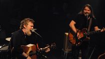 Koncert irskho hudebnka Glena Hansarda (vlevo) a jeho kapely The Frames v...