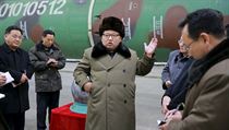 Kim ong-un s techniky, kte vyvjej jadern zbran.