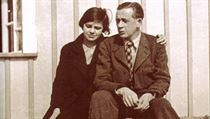 Ferdinanda Peroutku objímá jeho dcera Eva, matka Terezie Kaslové. (Zveřejněno...